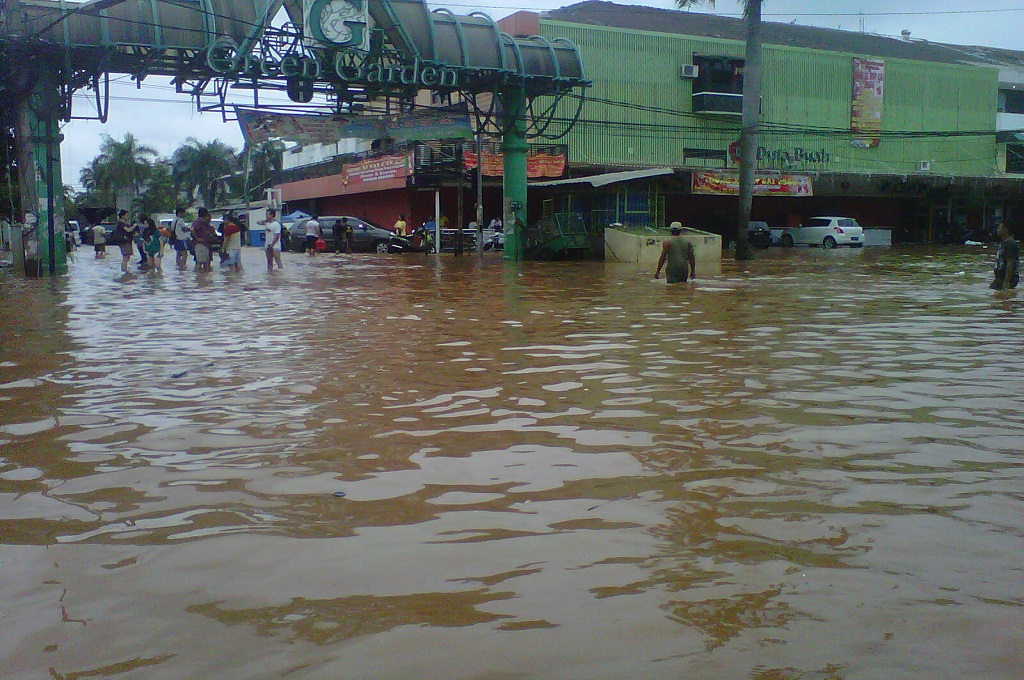 Banjir Merendam Green Garden, Tukang Gerobak pun Mengais Rezeki